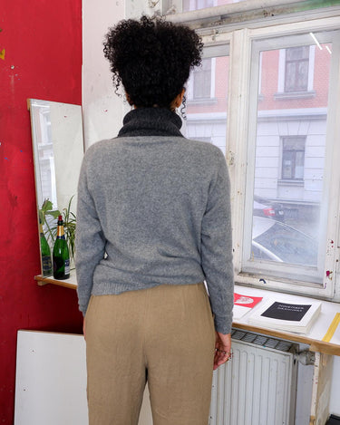 Get cozy in this vintage 90s grey lambswool angora turtleneck sweater (thin), with a fun geometric pattern. Made with a mix of lambswool and angora and a bit polyamid, this sweater will keep you warm. Its long fit offers versatility and the turtleneck adds a touch of elegance. Perfect for chilly days!