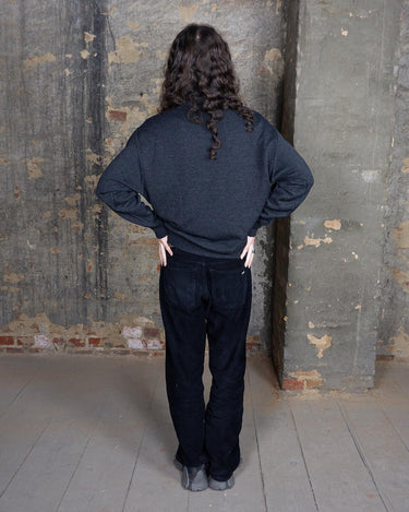 Get ready to embrace some 90s vibes with this vintage grey and orange geometric pattern sweater! Perfect for a cozy look!