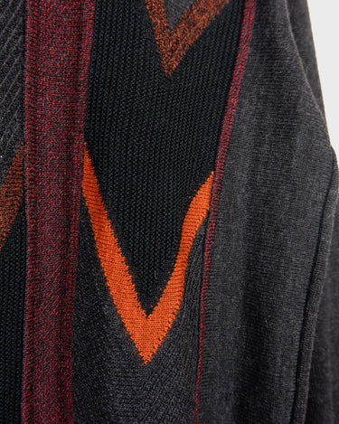 Get ready to embrace some 90s vibes with this vintage grey and orange geometric pattern sweater! Perfect for a cozy look!