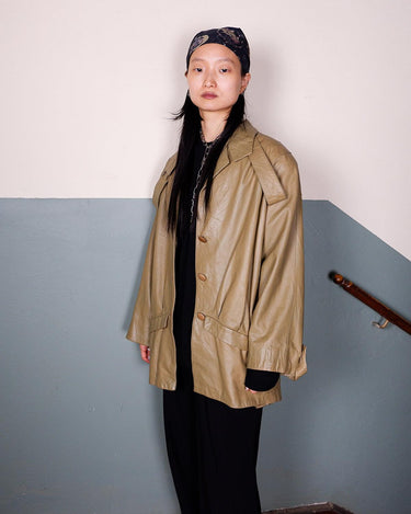 Level up your fashion game with this vintage 80s leather jacket! It features iconic shoulder pads for an edgy, bold look.
