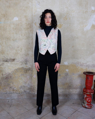 Add a colorful pop to any outfit with this vintage 80s vest and its loop at the back! Playfully quirky and full of character, this vest is sure to make a statement.