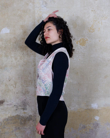 Add a colorful pop to any outfit with this vintage 80s vest and its loop at the back! Playfully quirky and full of character, this vest is sure to make a statement.