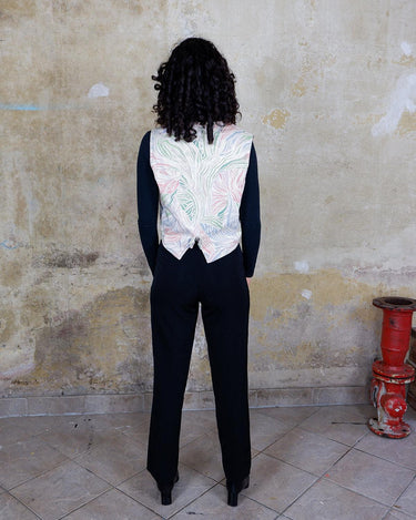 Add a colorful pop to any outfit with this vintage 80s vest and its loop at the back! Playfully quirky and full of character, this vest is sure to make a statement.