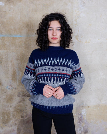 Introducing this vintage 90s multi color sweater, perfect for a laid back look with its geometric pattern! 