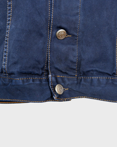 Timeless and effortlessly cool – this vintage dark blue denim jacket in size XXL is the ultimate unisex essential for oversized streetwear lovers. With its clean lines, strong silver buttons, and classic contrast stitching, it’s built for layering and everyday style. Whether you’re dressing it up or down, this jacket adds instant character to any outfit. Comfortable, durable, and easy to wear – your new go-to piece is right here.