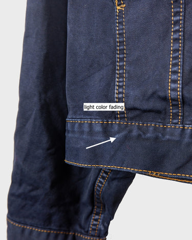 Timeless and effortlessly cool – this vintage dark blue denim jacket in size XXL is the ultimate unisex essential for oversized streetwear lovers. With its clean lines, strong silver buttons, and classic contrast stitching, it’s built for layering and everyday style. Whether you’re dressing it up or down, this jacket adds instant character to any outfit. Comfortable, durable, and easy to wear – your new go-to piece is right here.