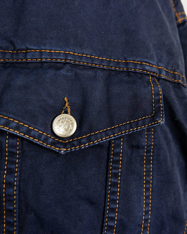 Timeless and effortlessly cool – this vintage dark blue denim jacket in size XXL is the ultimate unisex essential for oversized streetwear lovers. With its clean lines, strong silver buttons, and classic contrast stitching, it’s built for layering and everyday style. Whether you’re dressing it up or down, this jacket adds instant character to any outfit. Comfortable, durable, and easy to wear – your new go-to piece is right here.