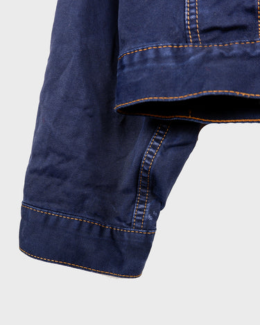Timeless and effortlessly cool – this vintage dark blue denim jacket in size XXL is the ultimate unisex essential for oversized streetwear lovers. With its clean lines, strong silver buttons, and classic contrast stitching, it’s built for layering and everyday style. Whether you’re dressing it up or down, this jacket adds instant character to any outfit. Comfortable, durable, and easy to wear – your new go-to piece is right here.