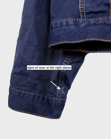 Timeless and effortlessly cool – this vintage dark blue denim jacket in size XXL is the ultimate unisex essential for oversized streetwear lovers. With its clean lines, strong silver buttons, and classic contrast stitching, it’s built for layering and everyday style. Whether you’re dressing it up or down, this jacket adds instant character to any outfit. Comfortable, durable, and easy to wear – your new go-to piece is right here.