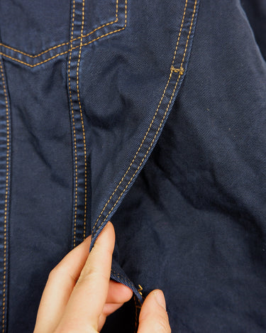 Timeless and effortlessly cool – this vintage dark blue denim jacket in size XXL is the ultimate unisex essential for oversized streetwear lovers. With its clean lines, strong silver buttons, and classic contrast stitching, it’s built for layering and everyday style. Whether you’re dressing it up or down, this jacket adds instant character to any outfit. Comfortable, durable, and easy to wear – your new go-to piece is right here.