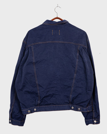 Timeless and effortlessly cool – this vintage dark blue denim jacket in size XXL is the ultimate unisex essential for oversized streetwear lovers. With its clean lines, strong silver buttons, and classic contrast stitching, it’s built for layering and everyday style. Whether you’re dressing it up or down, this jacket adds instant character to any outfit. Comfortable, durable, and easy to wear – your new go-to piece is right here.