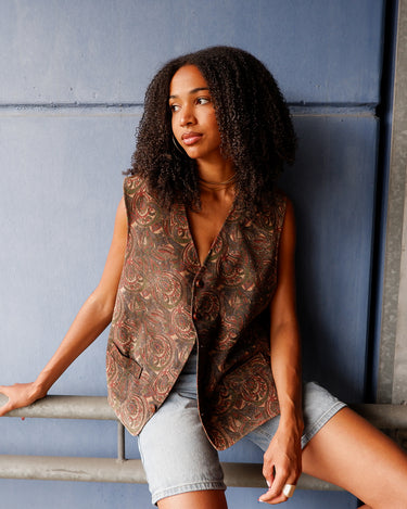 Boho vibes at their best! This faded paisley leather vest blends deep green, warm red, and soft beige tones for an effortlessly vintage look. Made from leather with detailing, it’s the perfect statement piece for laid-back layering with character.