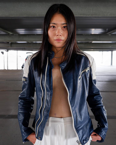 Grab your helmet, because this vintage 80s blue motorcycle leather jacket will make you ready for a wild ride! This classic XS-S jacket is perfect for all on-the-go adventures. Let’s put the pedal to the metal!