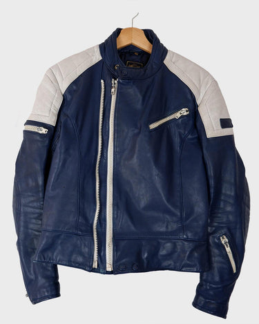 Grab your helmet, because this vintage 80s blue motorcycle leather jacket will make you ready for a wild ride! This classic XS-S jacket is perfect for all on-the-go adventures. Let’s put the pedal to the metal!