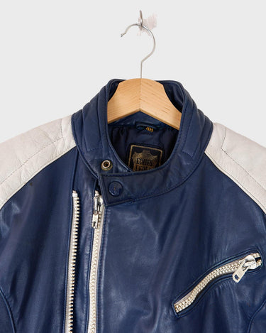 Grab your helmet, because this vintage 80s blue motorcycle leather jacket will make you ready for a wild ride! This classic XS-S jacket is perfect for all on-the-go adventures. Let’s put the pedal to the metal!