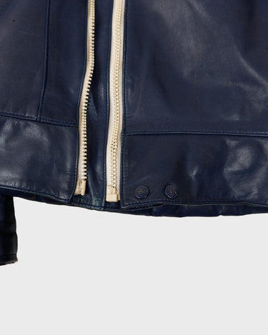 Grab your helmet, because this vintage 80s blue motorcycle leather jacket will make you ready for a wild ride! This classic XS-S jacket is perfect for all on-the-go adventures. Let’s put the pedal to the metal!