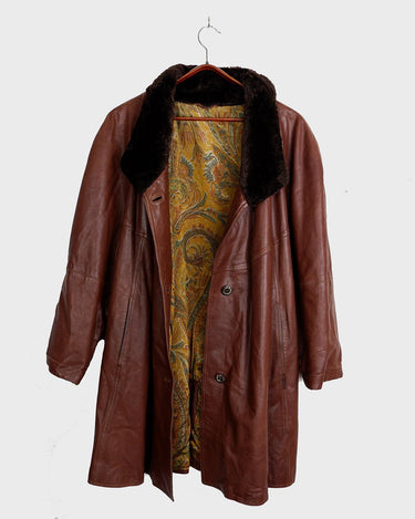 Timeless and effortlessly chic – this vintage women’s leather coat is made from lightweight genuine leather in a rich brown tone. Its relaxed silhouette flatters every figure, while the plush faux fur collar adds a hint of luxe. Perfect for layering through the seasons.