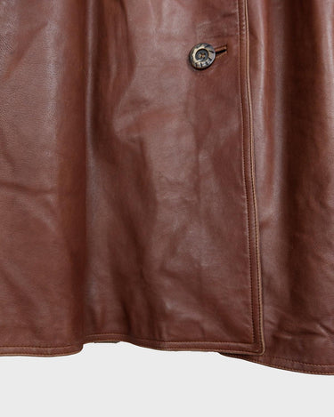 Timeless and effortlessly chic – this vintage women’s leather coat is made from lightweight genuine leather in a rich brown tone. Its relaxed silhouette flatters every figure, while the plush faux fur collar adds a hint of luxe. Perfect for layering through the seasons.