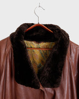 Timeless and effortlessly chic – this vintage women’s leather coat is made from lightweight genuine leather in a rich brown tone. Its relaxed silhouette flatters every figure, while the plush faux fur collar adds a hint of luxe. Perfect for layering through the seasons.