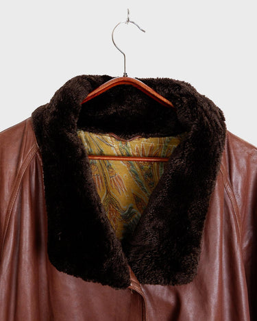 Timeless and effortlessly chic – this vintage women’s leather coat is made from lightweight genuine leather in a rich brown tone. Its relaxed silhouette flatters every figure, while the plush faux fur collar adds a hint of luxe. Perfect for layering through the seasons.