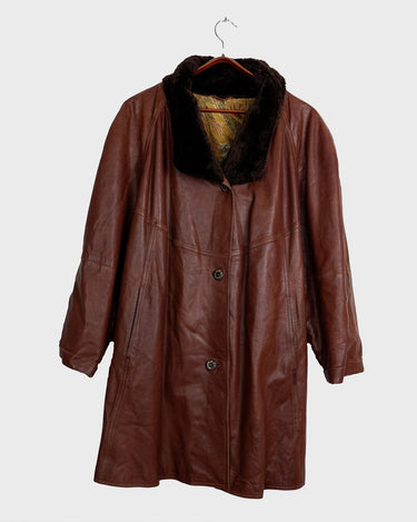Timeless and effortlessly chic – this vintage women’s leather coat is made from lightweight genuine leather in a rich brown tone. Its relaxed silhouette flatters every figure, while the plush faux fur collar adds a hint of luxe. Perfect for layering through the seasons.