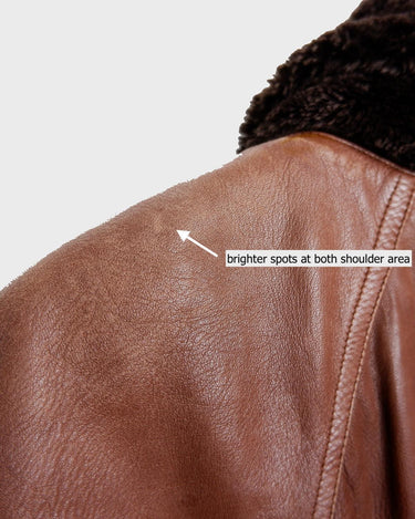 Timeless and effortlessly chic – this vintage women’s leather coat is made from lightweight genuine leather in a rich brown tone. Its relaxed silhouette flatters every figure, while the plush faux fur collar adds a hint of luxe. Perfect for layering through the seasons.