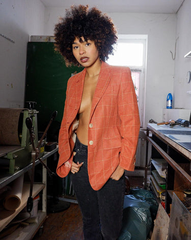 Add a touch of sass to your style with our Preloved salmon color tartan blazer (lightweight blazer - perfect for spring). Made from luxurious silk, virgin wool, and mohair, this blazer is not only stylish but also high-quality. Perfect for XS-S sizes. Upgrade your wardrobe now!