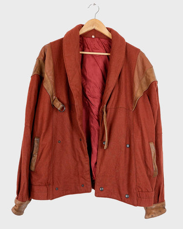 Look no further for an edgy statement piece! This Vintage 80s patchwork brown leather jacket is totally unique, with its wild, one-of-a-kind patchwork that tells a story of its own. The preowner wore it often so it has some flaws (condition 5 / 10 - have a look at the last 3 photos). Grab this jacket with its unique character now!