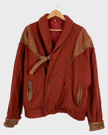 Look no further for an edgy statement piece! This Vintage 80s patchwork brown leather jacket is totally unique, with its wild, one-of-a-kind patchwork that tells a story of its own. The preowner wore it often so it has some flaws (condition 5 / 10 - have a look at the last 3 photos). Grab this jacket with its unique character now!