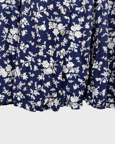 Dress to impress in this vintage 90s blue midi dress with a floral pattern! Tie it tighter for an S-M fit or let it go for a L-XL! Get yours now and get dressed to express!