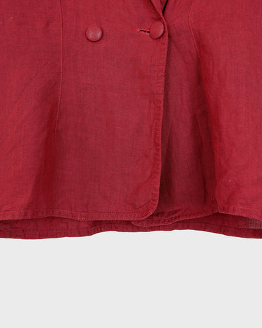 This vintage 80s red linen blouse is a classic that'll never go out of style! Cut in a relaxed fit and complete with a timeless design, it's perfect for dressing up any look.