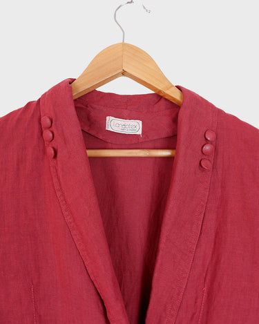 This vintage 80s red linen blouse is a classic that'll never go out of style! Cut in a relaxed fit and complete with a timeless design, it's perfect for dressing up any look.