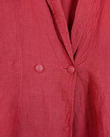 This vintage 80s red linen blouse is a classic that'll never go out of style! Cut in a relaxed fit and complete with a timeless design, it's perfect for dressing up any look.