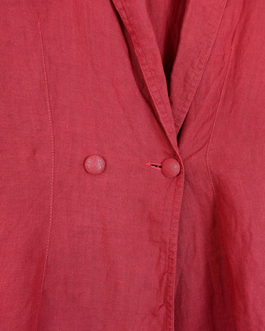 This vintage 80s red linen blouse is a classic that'll never go out of style! Cut in a relaxed fit and complete with a timeless design, it's perfect for dressing up any look.
