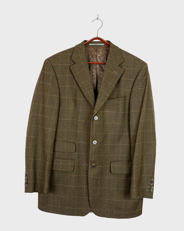 Get ready to make a statement with this Vintage 80s green checkered pattern blazer! Featuring shoulder pads for a bold silhouette, this blazer exudes casual vibes with a playful twist.