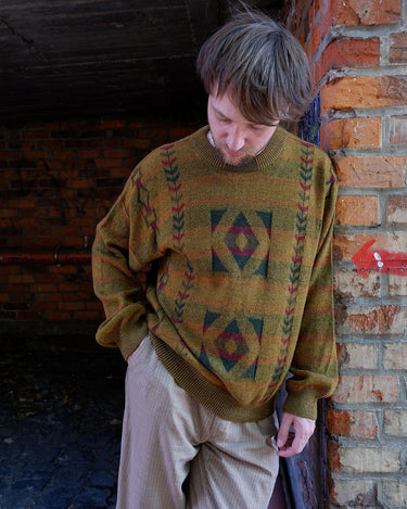 This vintage sweater has fall vibes written all over it, thanks to its alpaca and lambs wool mix in a cozy brown, mustard-yellow combo!