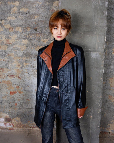 Bring some edge to your wardrobe with this lightweight and very thin vintage 80s black leather jacket - perfect for spring and summer nights! The brown accents add a touch of contrast, while the convenient zipper and press buttons allow for versatile styling. What are you waiting for?