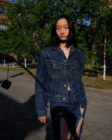 Saddle up, denim lovers – this vintage 90s Lee denim blue jacket is ready to take ya on a ride! A true classic from the era!