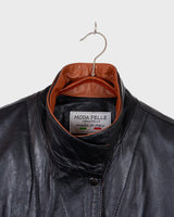Bring some edge to your wardrobe with this lightweight and very thin vintage 80s black leather jacket - perfect for spring and summer nights! The brown accents add a touch of contrast, while the convenient zipper and press buttons allow for versatile styling. What are you waiting for?