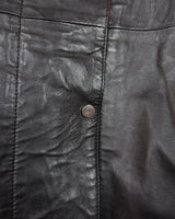 Bring some edge to your wardrobe with this lightweight and very thin vintage 80s black leather jacket - perfect for spring and summer nights! The brown accents add a touch of contrast, while the convenient zipper and press buttons allow for versatile styling. What are you waiting for?