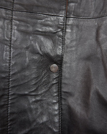 Bring some edge to your wardrobe with this lightweight and very thin vintage 80s black leather jacket - perfect for spring and summer nights! The brown accents add a touch of contrast, while the convenient zipper and press buttons allow for versatile styling. What are you waiting for?