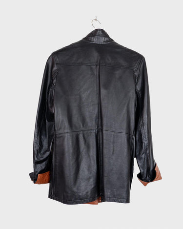 Bring some edge to your wardrobe with this lightweight and very thin vintage 80s black leather jacket - perfect for spring and summer nights! The brown accents add a touch of contrast, while the convenient zipper and press buttons allow for versatile styling. What are you waiting for?
