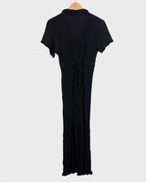 Capture the sleek vibes of the 90s in this black ripped elastic dress! The ripped and elastic material will hug your body in all the right places. You can even customize your look with the option to tie it up at the back. Wear this 90s dream with confidence! Let's gooo!