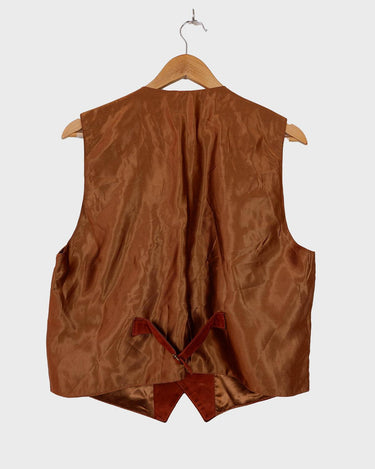 This Vintage 90s brown classy suede leather vest is taking boho vibes to the max! Complete your next festival look in with this vest.