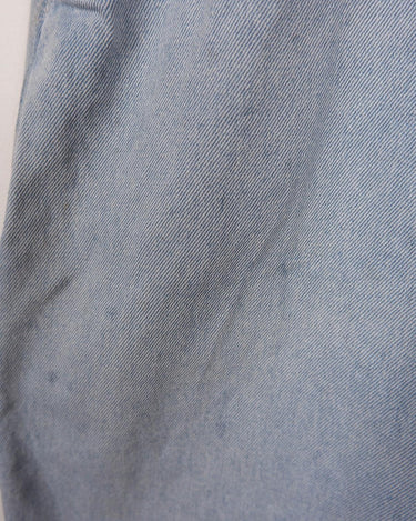 This vintage 90s denim blue dungaree is made for denim-lovers! An adjustable length gives you the freedom to style it however you want! 