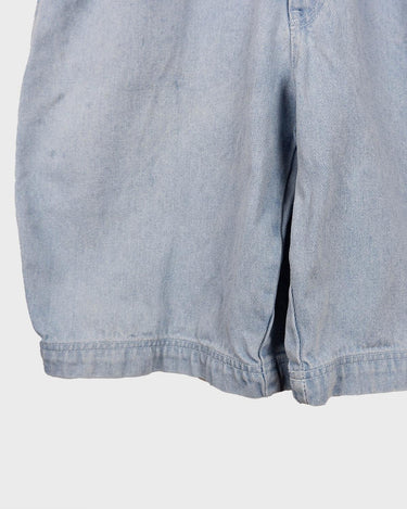 This vintage 90s denim blue dungaree is made for denim-lovers! An adjustable length gives you the freedom to style it however you want! 