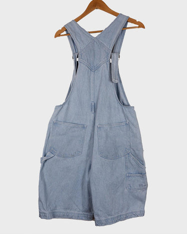 This vintage 90s denim blue dungaree is made for denim-lovers! An adjustable length gives you the freedom to style it however you want! 