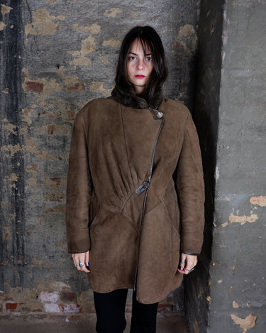 Vintage 80s brown shearling coat with asymmetric closure and shoulder pads | M-L