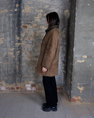 Vintage 80s brown shearling coat with asymmetric closure and shoulder pads | M-L