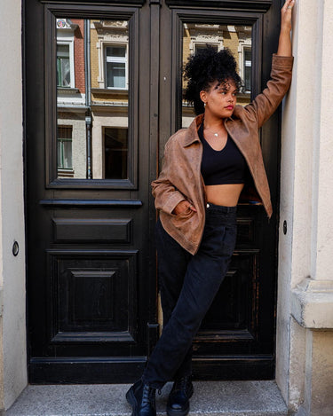 Say goodbye to the days of boring, new-and-shiny leather jackets! Get the good old vintages vibes with this used look 90s brown leather jacket that's already been through the ropes and just waiting to take you on a wild ride. Rock it with confidence! Please keep in mind that this vintage leather jacket has some flaws f.e last photos.